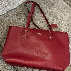 COACH medium size tote bag. Like new. Original hardware in color burgundy.